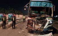 Bus Sugeng Rahayu Tabrak Truk Gandeng di Jombang, Sopir Terjepit, 4 Penumpang Terluka