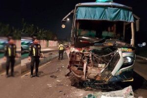 Bus Sugeng Rahayu Tabrak Truk Gandeng di Jombang, Sopir Terjepit, 4 Penumpang Terluka