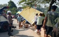Jalan Ambles, Truk Pengangkut Buku SD Terguling di Setu Jatijajar Depok