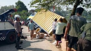 Jalan Ambles, Truk Pengangkut Buku SD Terguling di Setu Jatijajar Depok