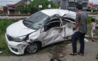 Minibus Tertabrak Kereta di Padang, Dua Siswi Tewas Termasuk Putri Kapolres Solok Kota