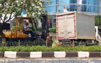 Minibus Hantam Pembatas Jalan di Jakarta Barat, Pengemudi Luka Berat