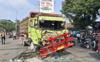 Mobil Boks Terguling dan Hancurkan Separator di Ciputat, Arus Lalu Lintas Terhambat
