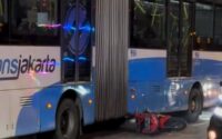 Motor Terselip di Kolong Bus TransJakarta di Plumpang, Lalin Macet Panjang