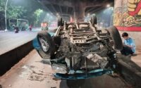 Taksi Blue Bird Terguling di Rawamangun, Pengemudi Selamat dari Insiden Tunggal