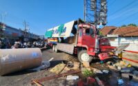 Truk Wing Box Tabrak Mobil dan Rumah di Purwosari Pasuruan, 1 Tewas