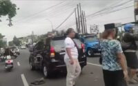 Kecelakaan di Kudus: Pengendara Motor Terpental dan Tersangkut di Atap Mobil