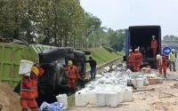 Truk Lem Sepatu Terbalik di Tol Cipali usai Tabrak Truk Parkir